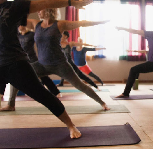 Which is the Best Yoga Class Setting For You?